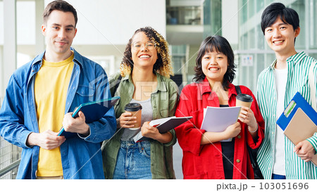 笑顔の多国籍学生グループ 103051696