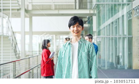 笑顔の日本人学生 笑顔の日本人学生 103051711