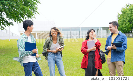 広場で会話する多国籍の学生グループ 広場で会話する多国籍の学生グループ 103051725