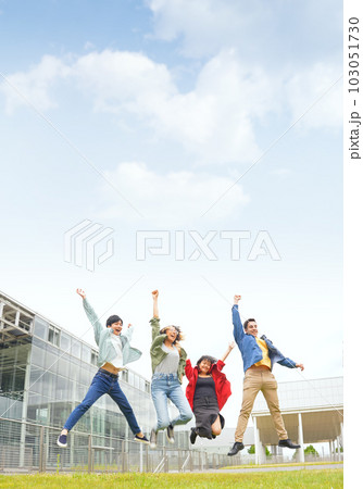 キャンパスでジャンプする多国籍の学生グループ キャンパスでジャンプする多国籍の学生グループ 103051730