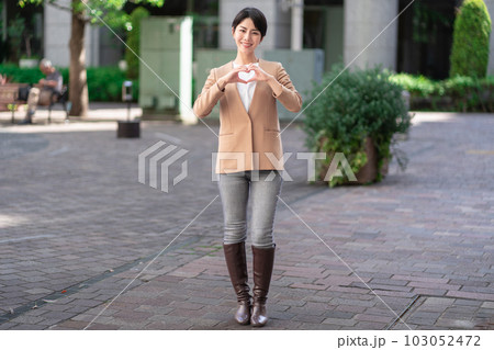 ハートマークのポーズをした若い女性 ハートマークのポーズをした若い女性 103052472