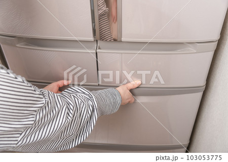 【冷凍室を開ける主婦】 【冷凍室を開ける主婦】 103053775