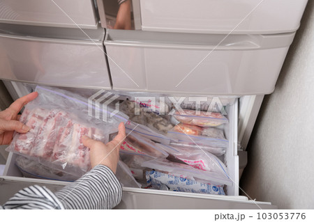 【冷凍室からカルビを出す主婦】 103053776
