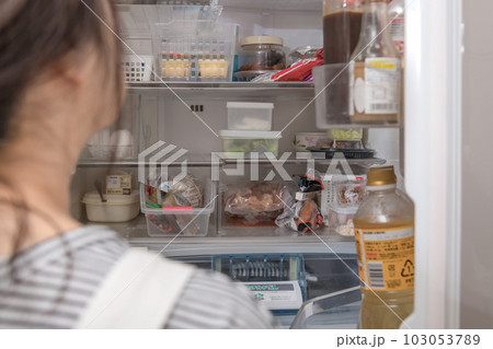 【冷蔵室を物色する主婦】 103053789