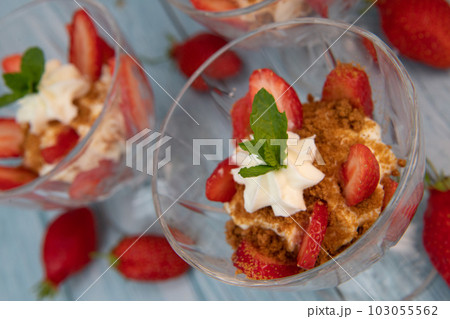 Strawberry tiramisu with mascarpone and Speculoos 103055562