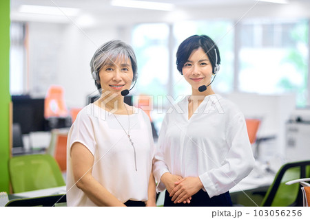 オフィスで働くヘッドセットを付けた女性オペレーター 103056256