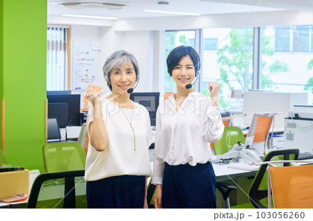 オフィスで働くヘッドセットを付けた女性オペレーター オフィスで働くヘッドセットを付けた女性オペレーター 103056260