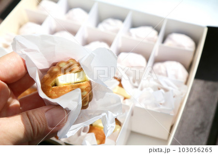 あんバター入りの韓国の伝統菓子『ホドゥガジャ(=くるみ菓子)』(レモン風味) あんバター入りの韓国の伝統菓子『ホドゥガジャ(=くるみ菓子)』(レモン風味) 103056265