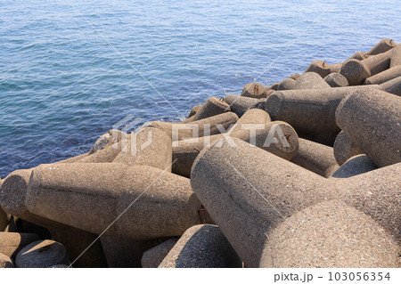 夏の海とテトラポット「二見人口島」 103056354