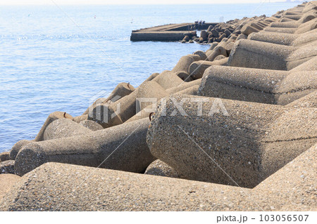 夏の海とテトラポット「二見人口島」 夏の海とテトラポット「二見人口島」 103056507