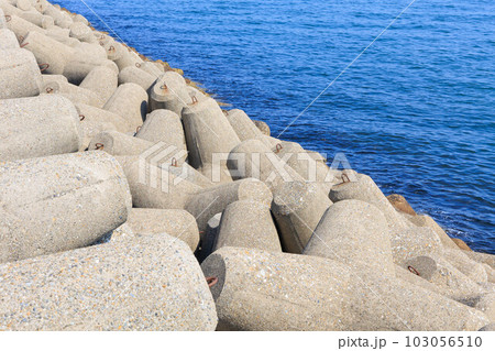 夏の海とテトラポット「二見人口島」 103056510