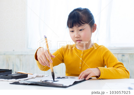 書道を学ぶ小学生 書道を学ぶ小学生 103057025