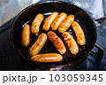 ウインナーをフライパンでパリパリに焼く【料理】 103059345