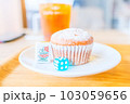 カフェでレモンティーとマフィンを食べる【食べ物】 103059656