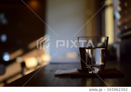 木漏れ日とコップ 木漏れ日とコップ 103062302