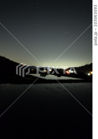 北杜市長坂町、南東の空のさそり座とそれを映す水田 北杜市長坂町、南東の空のさそり座とそれを映す水田 103063093