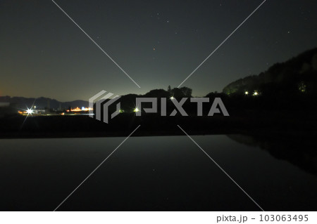 北杜市武川町、田植え間近の田んぼの水面に映るアンタレス 北杜市武川町、田植え間近の田んぼの水面に映るアンタレス 103063495
