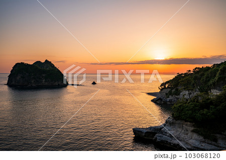 (静岡県)西伊豆堂ヶ島・瀬浜海岸の夕景 (静岡県)西伊豆堂ヶ島・瀬浜海岸の夕景 103068120