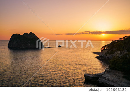 (静岡県)西伊豆堂ヶ島・瀬浜海岸の夕景 (静岡県)西伊豆堂ヶ島・瀬浜海岸の夕景 103068122