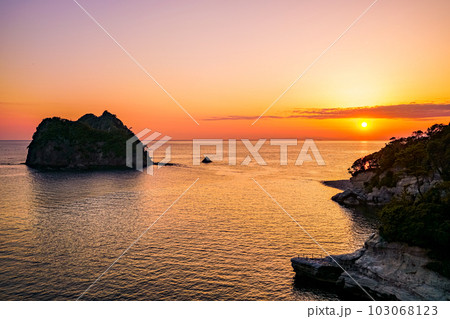 （静岡県）西伊豆堂ヶ島・瀬浜海岸の夕景 103068123