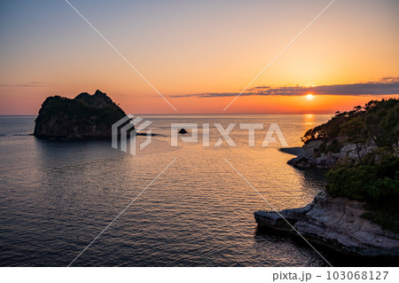 （静岡県）西伊豆堂ヶ島・瀬浜海岸の夕景 103068127