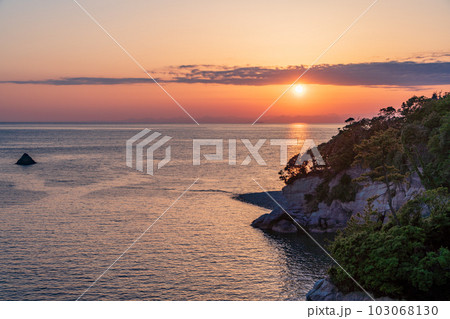 （静岡県）西伊豆堂ヶ島・瀬浜海岸の夕景 103068130