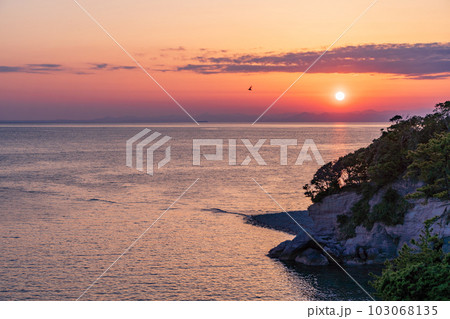 (静岡県)西伊豆堂ヶ島・瀬浜海岸の夕景 (静岡県)西伊豆堂ヶ島・瀬浜海岸の夕景 103068135