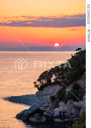 (静岡県)西伊豆堂ヶ島・瀬浜海岸の夕景 (静岡県)西伊豆堂ヶ島・瀬浜海岸の夕景 103068138
