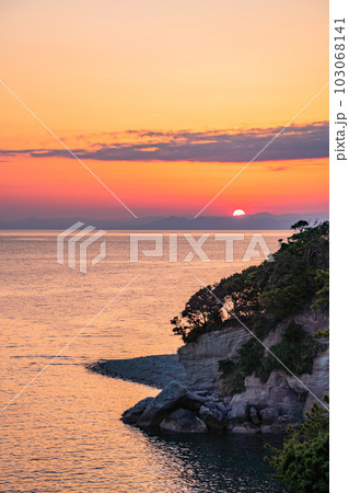 （静岡県）西伊豆堂ヶ島・瀬浜海岸の夕景 103068141