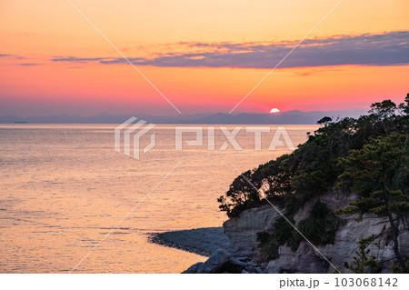 （静岡県）西伊豆堂ヶ島・瀬浜海岸の夕景 103068142