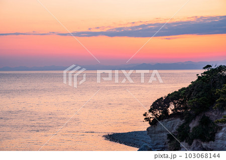 (静岡県)西伊豆堂ヶ島・瀬浜海岸の夕景 (静岡県)西伊豆堂ヶ島・瀬浜海岸の夕景 103068144
