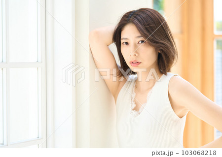 若い女性のポートレート 103068218