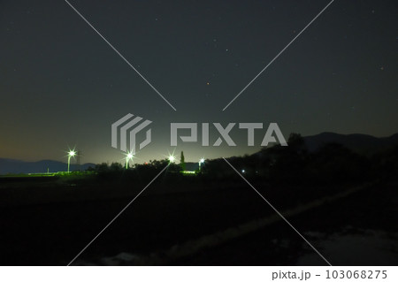 北杜市武川町、南東の空のさそり座と夜空映す水田 103068275