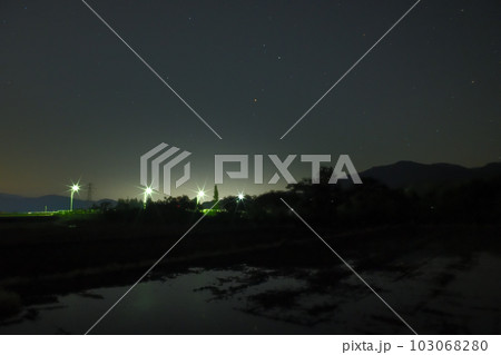 北杜市武川町、南東の空のさそり座と夜空映す水田 103068280