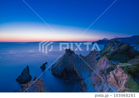 （静岡県）西伊豆・黄金崎　富士山遠望　夕景 103068281