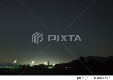 北杜市武川町、南東の空のさそり座と夜空映す水田 103068287