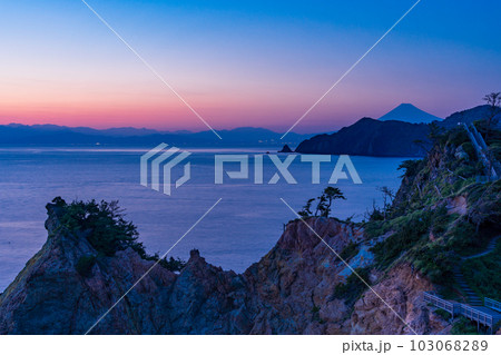 （静岡県）西伊豆・黄金崎　富士山遠望　夕景 103068289