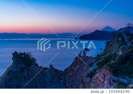 (静岡県)西伊豆・黄金崎 富士山遠望 夕景 (静岡県)西伊豆・黄金崎 富士山遠望 夕景 103068290