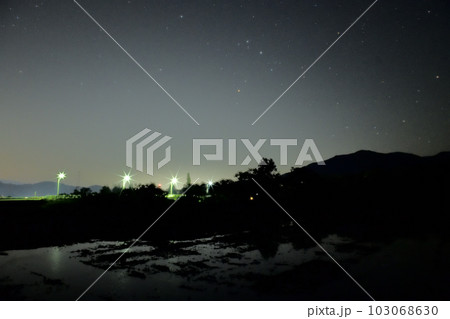 北杜市武川町、南東の空のさそり座と夜空映す水田 103068630