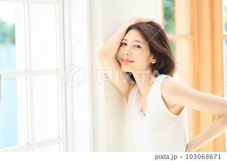 若い女性のポートレート 103068671