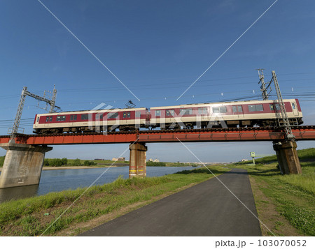 大和川を渡る近鉄道明寺線の通勤電車 103070052