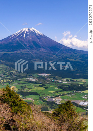 青空と田舎風景と富士山の絶景(雨ヶ岳・毛無山展望) 青空と田舎風景と富士山の絶景(雨ヶ岳・毛無山展望) 103070575