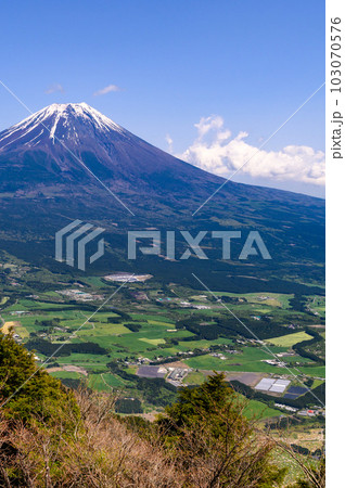 青空と田舎風景と富士山の絶景(雨ヶ岳・毛無山展望) 青空と田舎風景と富士山の絶景(雨ヶ岳・毛無山展望) 103070576
