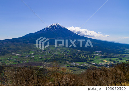 青空と田舎風景と富士山の絶景（雨ヶ岳・毛無山展望） 103070590