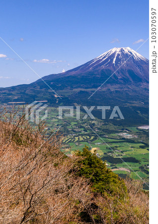 青空と田舎風景と富士山の絶景(雨ヶ岳・毛無山展望) 青空と田舎風景と富士山の絶景(雨ヶ岳・毛無山展望) 103070597