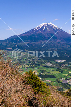 青空と田舎風景と富士山の絶景（雨ヶ岳・毛無山展望） 103070598
