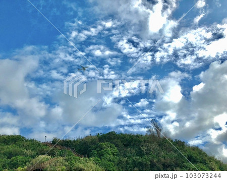 離陸直後の飛行機と空（沖繩、瀬長島） 103073244