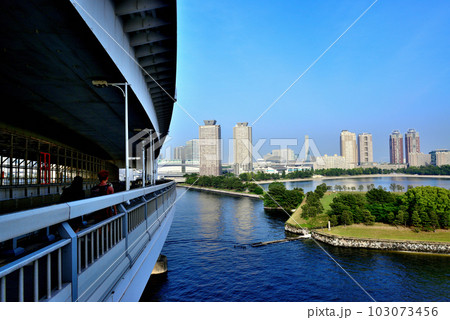 レインボーブリッジから見るお台場海浜公園の風景 103073456