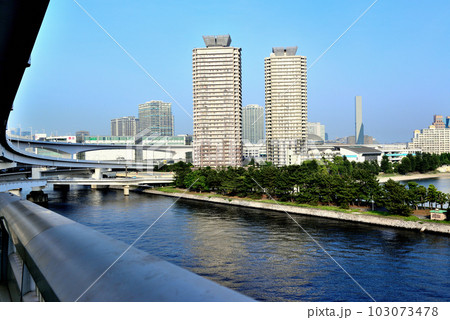 レインボーブリッジから見るお台場海浜公園の風景 レインボーブリッジから見るお台場海浜公園の風景 103073478