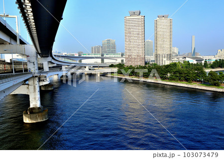 レインボーブリッジから見るお台場海浜公園の風景 103073479
